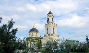 Püha Kolmainu Sergius Lavra Radoneži hoone - Issanda Muutmise kirik, Radoneži Radoneži küla, kus